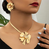 N2704 - Pearl Floral Pendant Necklace